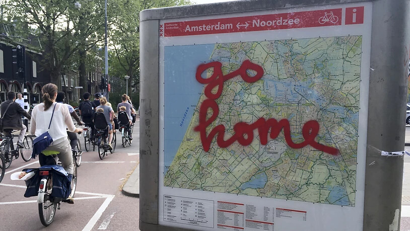 Touristen sind in Amsterdam nicht immer beliebt. Die Stadt sucht nun nach einem "neuen Gleichgewicht" zwischen Tourismus und Stadtbevölkerung. Archiv)