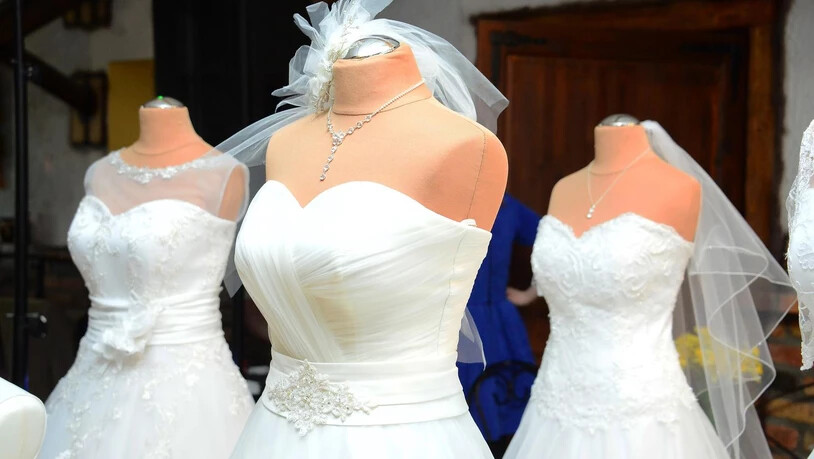Schnitt, Form und Stoff - bei einem Hochzeitskleid muss alles perfekt sein.