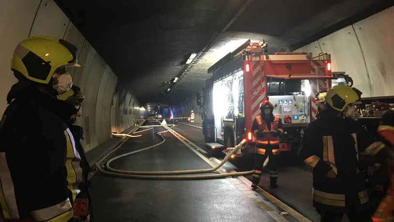 Die Feuerwehr im Einsatz im Tunnel.