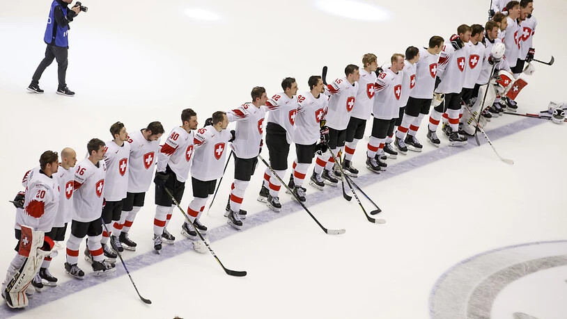 Die Schweizer singen die Nationalhymne nach dem Coup gegen Finnland (3:2) in den Viertelfinals der WM in Dänemark