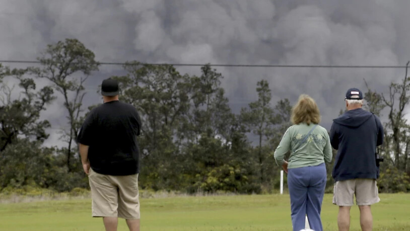 Anwohner des Vulkans Kilauea auf Hawaii beobachten den Ascheregen.