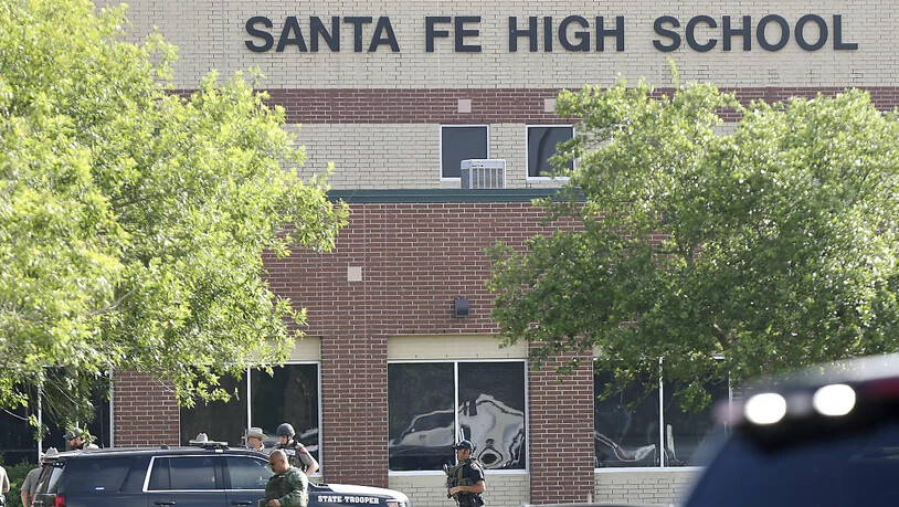 Sicherheitskräfte vor dem Tatort, der Santa-Fe-High-School, wo ein Schüler zehn Personen erschoss.