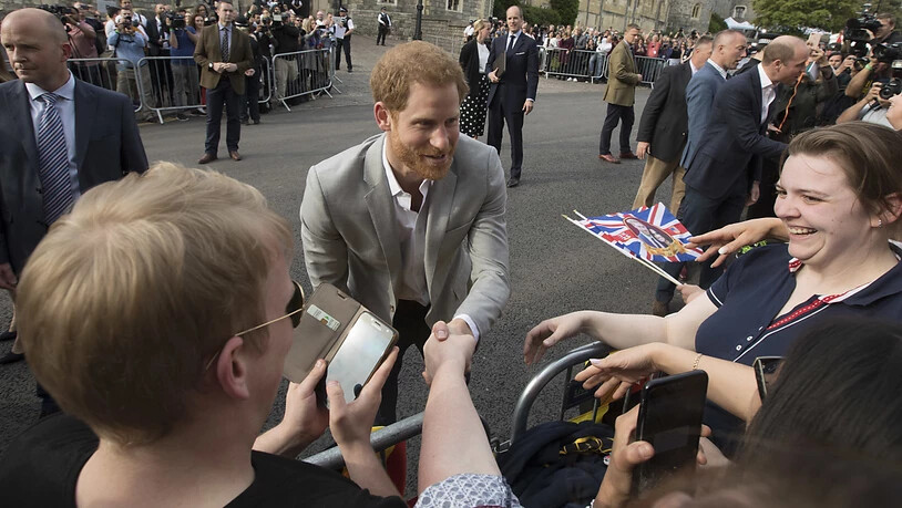Prinz Harry begrüsst am Vorabend seiner Hochzeit bereits für das Fest versammelte Fans vor Schloss Windsor.
