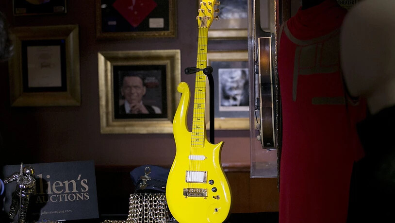 Die gelbe "Cloud"-Gitarre des verstorbenen US-Popstars Prince wurde in New York für 225'000 Dollar verkauft.
