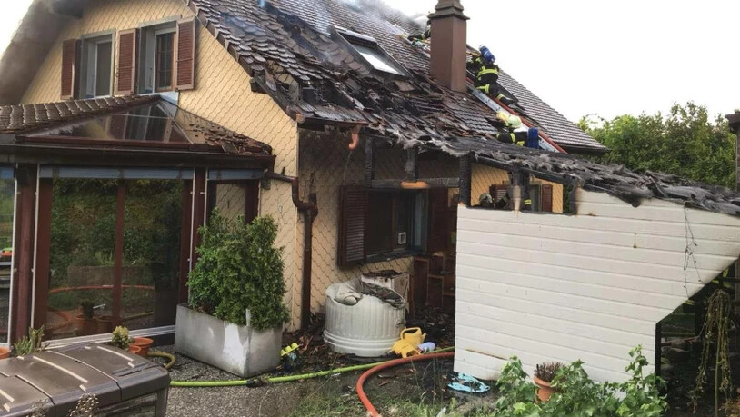 Vorübergehend unbewohnbar: Der Brand, der durch eine Gasflasche ausgelöst wurde, hat einem Einfamilienhaus in Nuvilly FR arg zugesetzt.