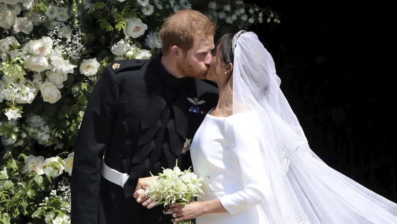 Kurz und ehrlich war der Kuss vor der St. George's Chapel: Prinz Harry und Meghan Markle sind nun verheiratet.