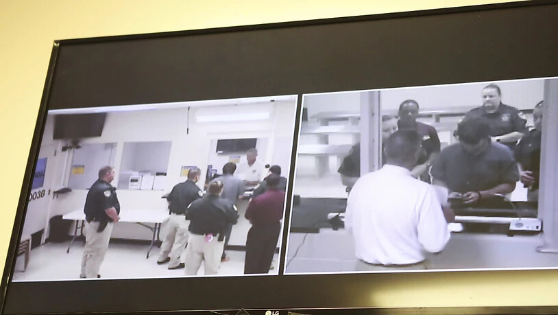 Videobilder zum 17-jährigen Schützen bei seinem ersten Auftritt vor dem Richter im Gefängnis von Galveston im US-Bundesstaat Texas.
