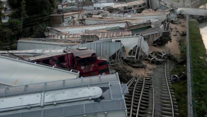 Der Zug mit vier Lokomotiven und 39 Waggons verunfallte im Bahnhof rund 200 Kilometer östlich von Mexiko-Stadt im Ort Orizaba.