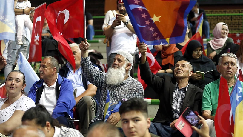Wie ein Messias wurde der türkische Präsident Erdogan an der Wahlveranstaltung in eigener Sache in Sarajevo gefeiert - immerhin im europäischen Ausland, in der Hauptstadt von Bosnien-Herzegowina.
