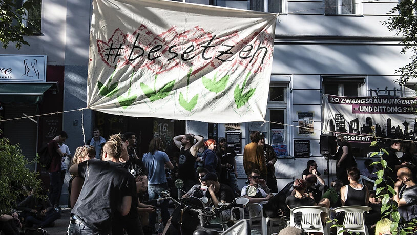 Hausbesetzer in Berlin protestieren gegen steigende Mieten.