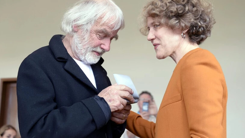Die Zürcher Stadtpräsidentin Corine Mauch überreichte 2013 Pfarrer Ernst Sieber das Staatssiegel in Anerkennung für das Lebenswerk des Seelsorgers. (Archivbild)