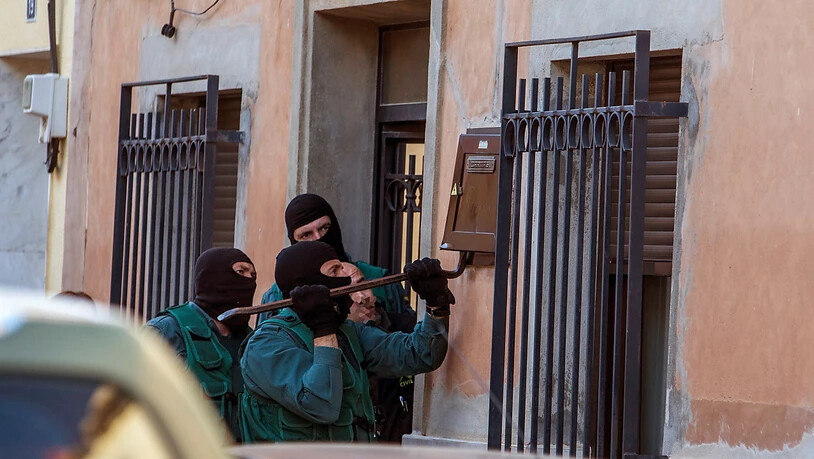 Beamte der spanischen Polizeieinheit Guardia Civil bei der Durchsuchung eines Hauses. (Archivbild)