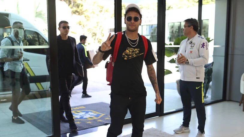 Neymar rückt guten Mutes in Brasiliens Camp im Granja Comary Trainingscenter ein