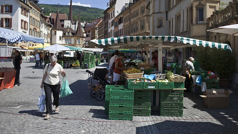 Gemüsemarkt in Neuenburg: Der Kantonshauptort gehört für Händlerinnen und Händler zu den günstigsten in der ganzen Schweiz.