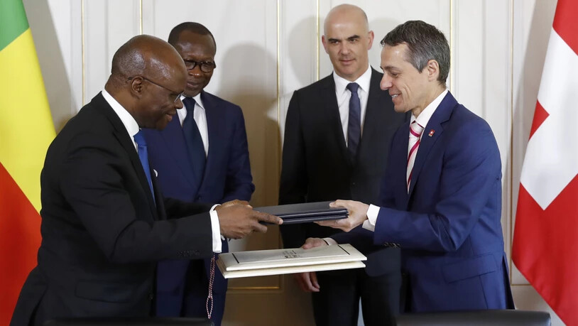 Aussenminister Ignazio Cassis (vorne rechts) und sein beninischer Amtskollege Aurélien Agbénonci bei der Unterzeichnung eines Projektabkommens. Hinten Benins Präsident Patrice Talon (links) und Bundespräsident Alain Berset.