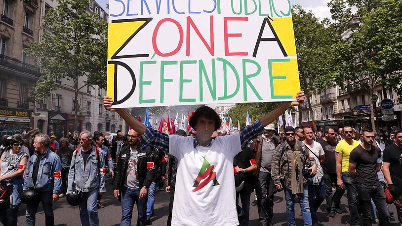 Über 16'000 Menschen protestierten in Paris gegen geplante Stellenkürzungen im öffentlichen Dienst.