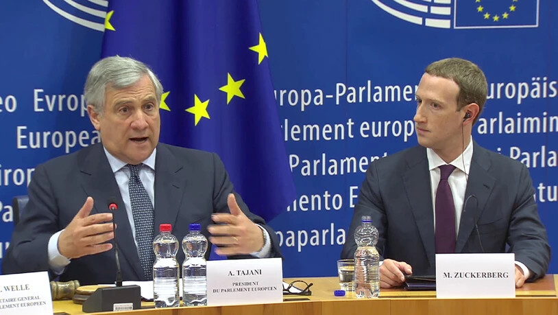 EU-Parlamentspräsident Antonio Tajani und Facebook-Chef Mark Zuckerberg in Brüssel. Zuckerberg hat sich im EU-Parlament für Fehler im Zusammenhang mit dem Datenskandal und Falschnachrichten entschuldigt.