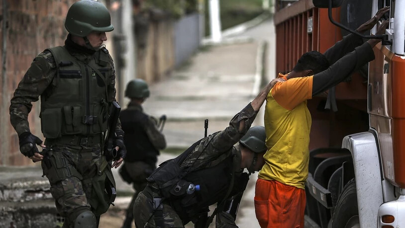 Welle von "Express-Entführungen" auf dem Uni-Campus: Die Hochschulleitung der nahe zwei berüchtigten Favelas gelegenen Universität UFRJ in Rio de Janeiro verlangt zusätzliche Sicherheitskräfte des Staates (Themenbild).