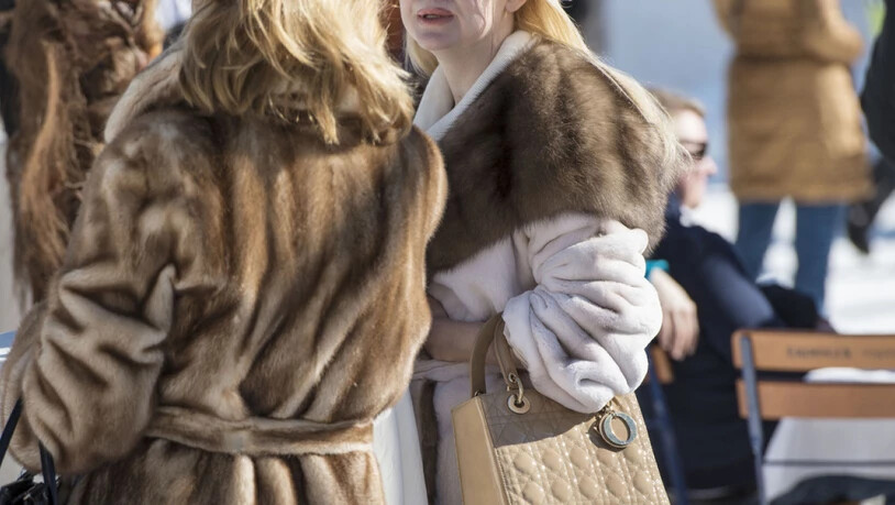 Der Wissensstand über Pelze hat sich erhöht, das Kaufverhalten hat sich aber nicht gross geändert. Im Bild sieht man zwei Frauen am White Turf in St. Moritz. (Symbolbild)