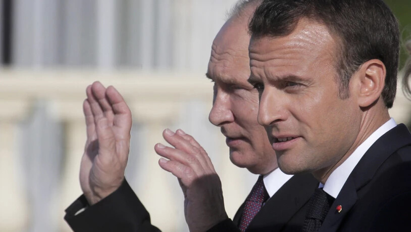 Der russische Präsident Wladimir Putin (links) hat in St. Petersburg den französischen Staatschef Emmanuel Macron zu einem Gespräch über internationale Krisen empfangen.