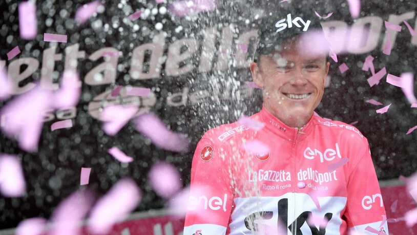 Chris Froome feiert nach der 20. Etappe in Cervinia seinen Gesamtsieg am Giro d'Italia mit Champagner