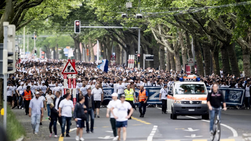 Fans des FC Zürich auf dem Weg ins Stade de Suisse.