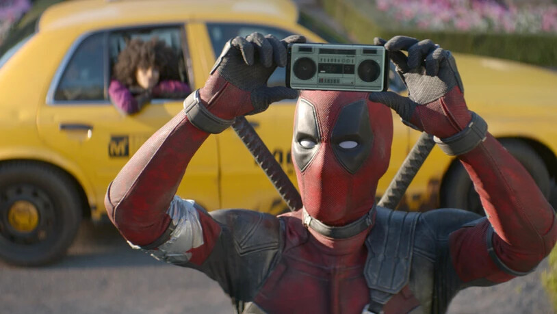 Ryan Reynolds spielt in einer Szene von "Deadpool 2". Der Film hielt sich am Wochenende vom 24. bis 27. Mai 2018 an der Spitze der Schweizer Kinocharts. (Archiv)