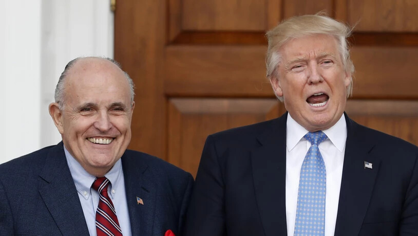 Donald Trump (r.), hier mit seinem Anwalt Rudy Giuliani, will sich nun wahrscheinlich doch nicht den Fragen des Sonderermittlers Robert Mueller stellen. (Archiv)