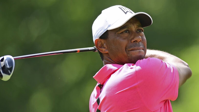 Tiger Woods verfolgt konzentriert seinen Abschlag