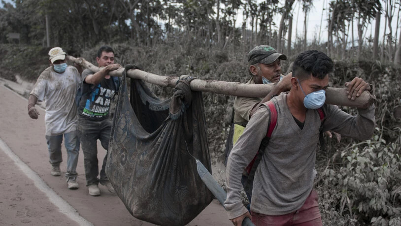 Helfer bergen ein Opfer des verheerenden Vulkanausbruchs in Guatemala.