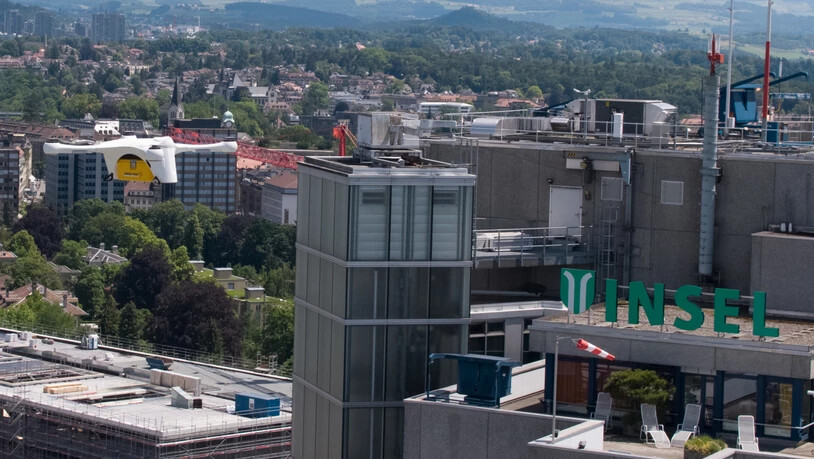 Die Transportdrohne der Post mit Laborproben (links im Bild) im Anflug auf das Inselspital in Bern.