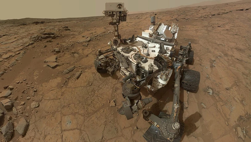 Der Rover Curiosity sammelt wieder Gesteinsproben auf dem Mars. Ein Nasa-Team hat monatelang daran gearbeitet, den Roboter wieder einsatzbereit zu machen. (Archivbild)