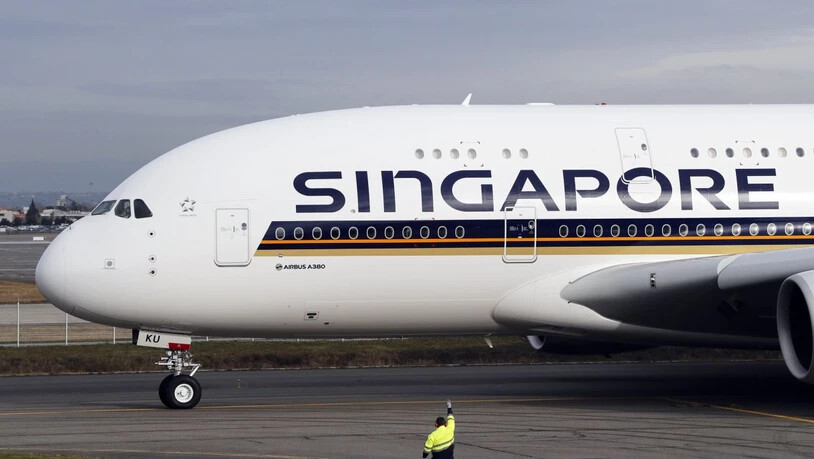 Ein deutscher Fondsanbieter will zwei Airbus A380, die Singapore Airlines geleast hatte, als Ersatzteillager verscherbeln. (Archiv)