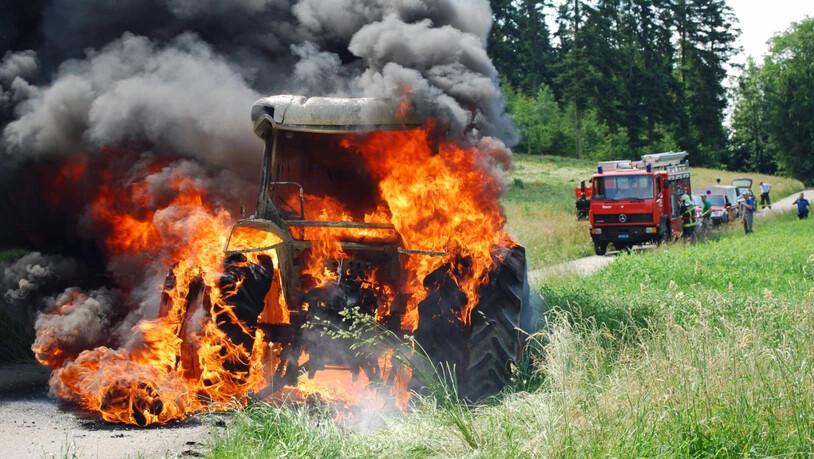 Vollständig ausgebrannt ist dieser Traktor in Grosswangen LU.