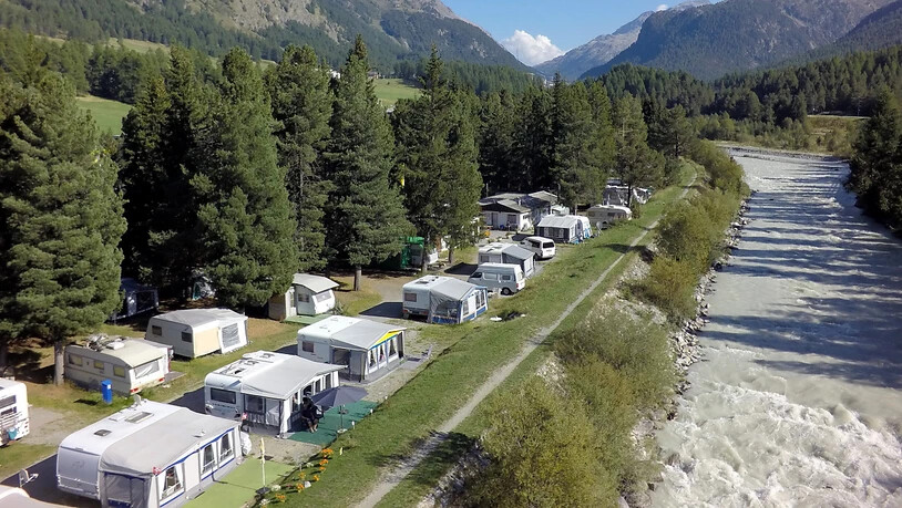Die Campingplätze verzeichnen bessere Buchungsstände als im Vorjahr: Im Bild der Campingplatz in Samedan. (Archivbild)