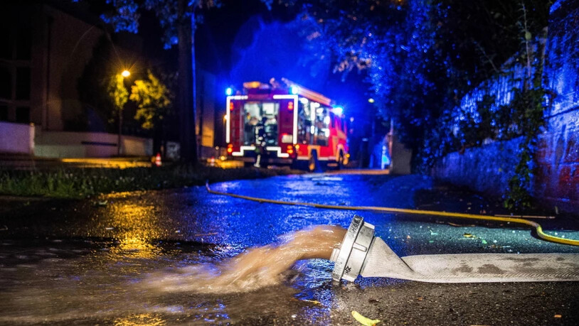 In Teilen Deutschlands mussten die Feuerwehren wegen Unwettern erneut hunderte Male ausrücken. (Archiv)