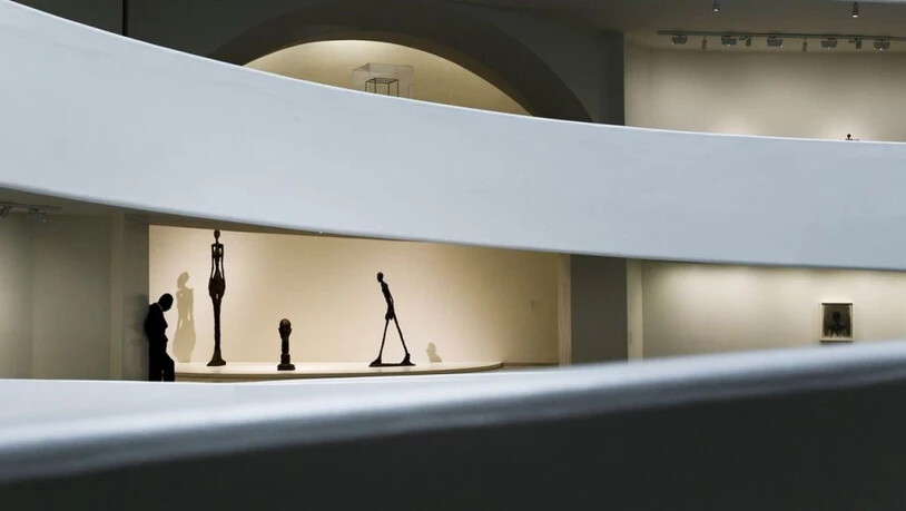 Wunderschön: Skulpturen von Alberto Giacometti in der Rotunde des Guggenheim-Museums in New York. Mit der gegenwärtigen Ausstellung kehrt der Bündner gleichsam zu seinen Anfängen zurück: Das Guggenheim war 1955 das erste Museum, das seine Werke…