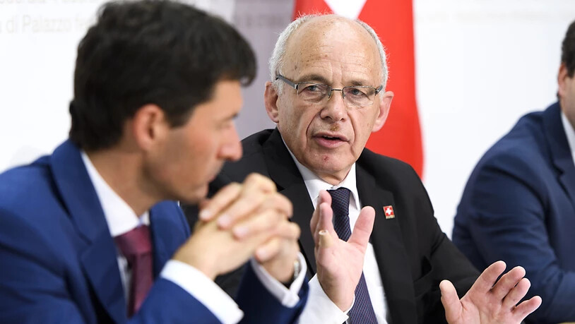 Finanzminister Ueli Maurer (rechts) und Staatssekretär Jörg Gasser drohen der EU mit Gegenmassnahmen, falls die Schweizer Börsenregulierung nicht als gleichwertig anerkannt wird.