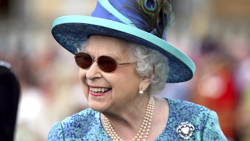 Die britische Königin Elizabeth II. hat sich einer Augenoperation unterziehen müssen. Deshalb trug sie eine Sonnenbrille.