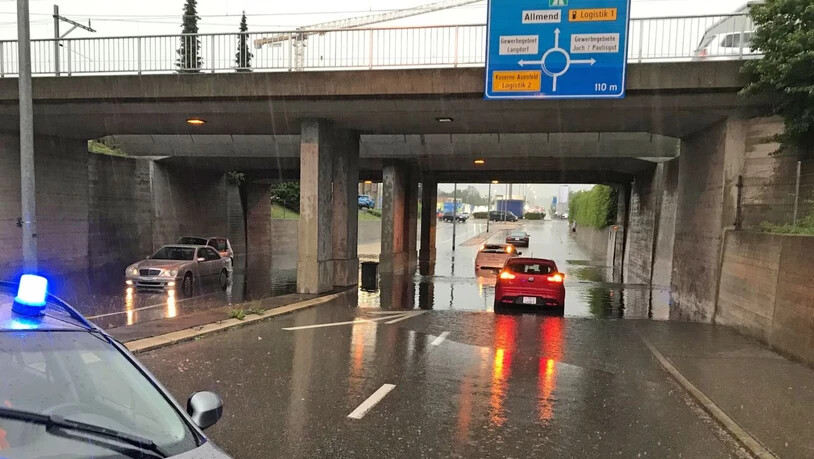 Heftiges Gewitter über der Region Frauenfeld: Autos bleiben in einer Unterführung stecken.