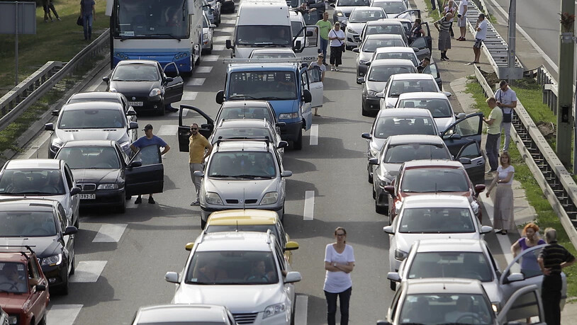 Aus Protest gegen die hohen Treibstoffpreise haben Tausende Autofahrer ihre Fahrzeuge abgestellt und so den Verkehr vorübergehend lahmgelegt.