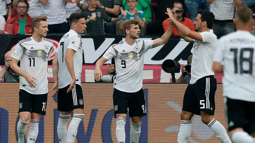 Die deutschen Nationalteam-Kollegen gratulieren Timo Werner mit der Nummer 9 zum Führungstor gegen Saudi-Arabien