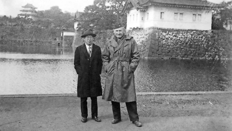 Nach dem  Atombombenabwurf: Fritz Zwicky 1945 in Militäruniform in Japan. Aus Hiroshima brachte der Glarner Physiker auch einige Exponate mit in die Schweiz,  zu sehen in der  Ausstellung im  Ortsmuseum Mollis.