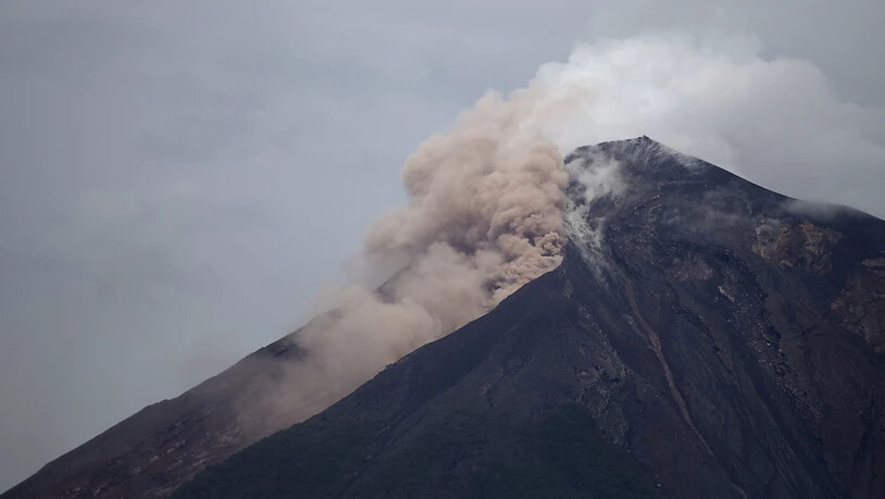 Gefährliche Situation für die Retter: Am Feuervulkan in Guatemala bahnen sich Ströme aus Wasser, Schutt und Gestein einen Weg ins Tal. (Symbolbild)