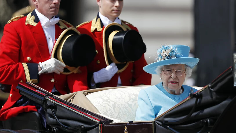 Queen Elizabeth fährt mit der Kutsche zur Militärparade "Trooping the Colour" anlässlich ihres Geburtstags.