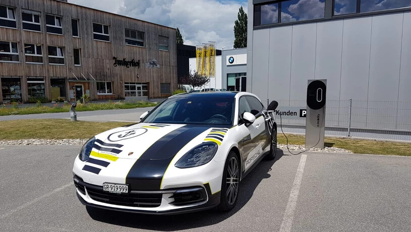 Dieser exklusive Porsche Panamera E-Hybrid wird nun eine Woche zum Kieswerk gefahren.