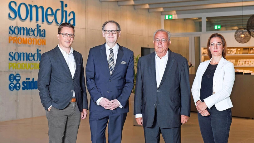 Somedia-Spitze: der neue CEO Thomas Kundert, der abtretende CEO Andrea Masüger, Verleger Hanspeter Lebrument und die VR-Delegierte Susanne Lebrument (von links).