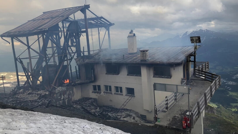 Die Bergstation der stillgelegten Cassonsbahn ist am Montag vollständig ausgebrannt. (Kantonspolizei Graubünden)