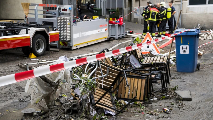 Am Tag danach sind die Feuerwehrleute in Lausanne mit Aufräumarbeiten beschäftigt: Das Unwetter hat zahlreiche Schäden in noch unbekannter Höhe verursacht.