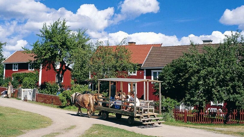 Im mittleren dieser drei Häuser in Vimmerby wuchs Astrid Lindgrens Vater auf. Das Häuschen bildete die Kulisse zu Lindgrens Kinderbuch "Wir Kinder aus Bullerbü" und von der gleichnamigen Verfilmung durch Lasse Hallström. Nun steht es für knapp 100'000…